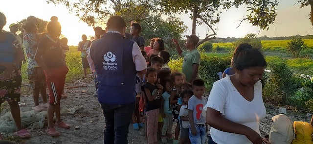 Enfrentamientos entre el Eln y disidencias se trasladaron a Venezuela 1 Enfrentamientos entre el Eln y disidencias se trasladaron a Venezuela En la tarde de este viernes la Defensoría del Pueblo reveló que los enfrentamientos entre el Eln y las disidencias de las Farc, que han generado una grave crisis humanitaria en Arauca, se estarían presentando también en territorio venezolano, razón por la cual familias del vecino país están siendo desplazadas y arribando a Colombia en búsqueda de protección.
