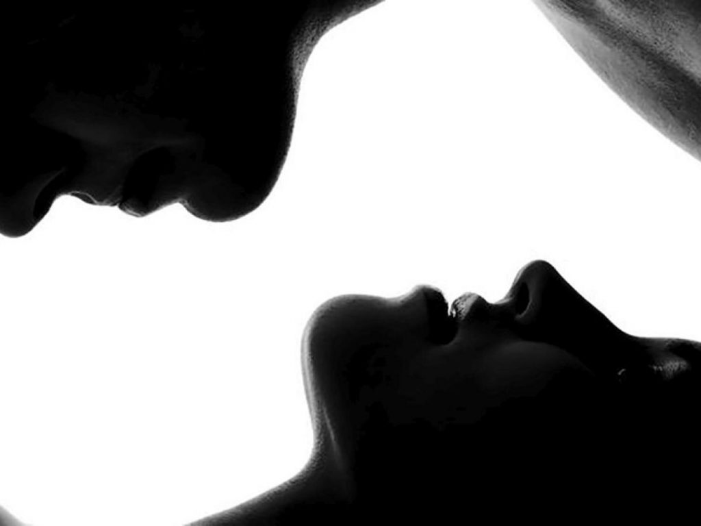 ¡Mucho ojo! El estrés laboral puede afectar el deseo sexual Sí, el estrés puede ser uno de los factores que afecta la actividad sexual y el rendimiento en los momentos íntimos. Las largas jornadas de trabajo, los inconvenientes laborales y familiares, junto a los ritmos acelerados del día a día, son solo algunas de las causas principales de la disminución del deseo sexual. 