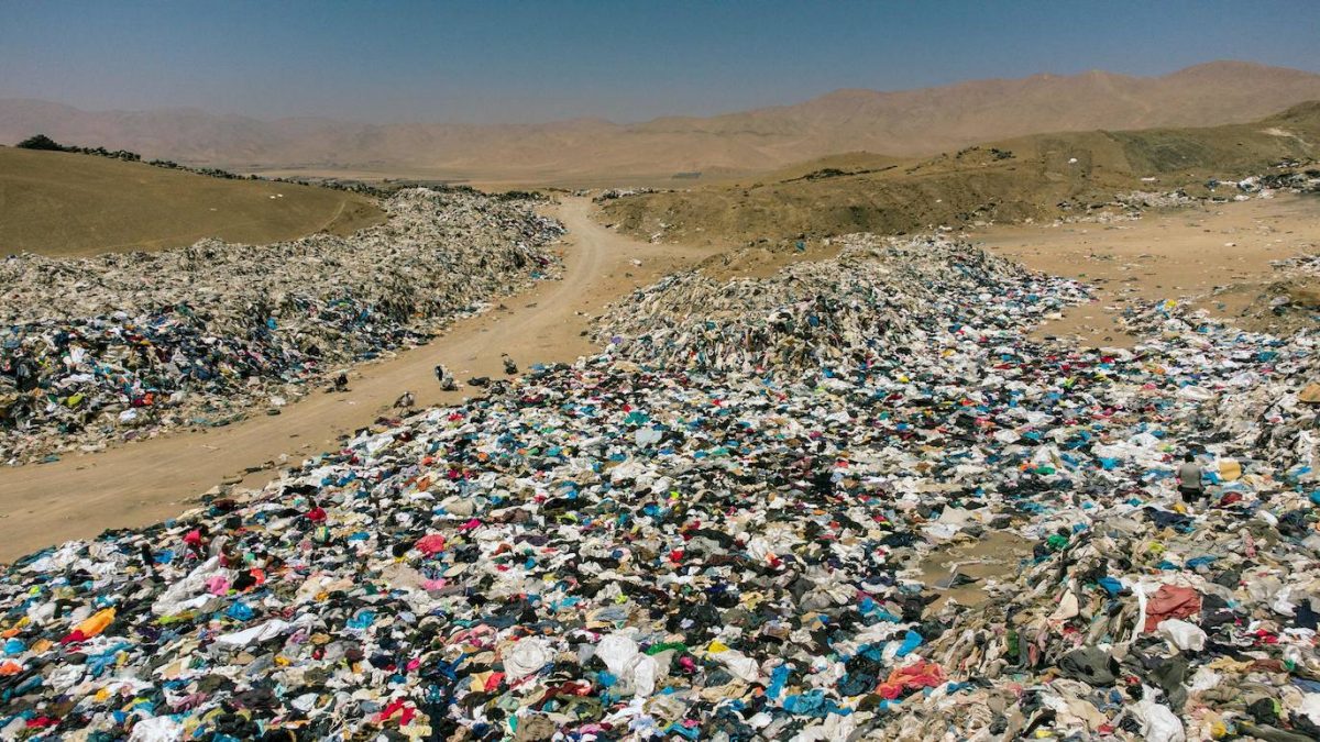 De majestuoso desierto a botadero de ‘chiros’ 3 De majestuoso desierto a botadero de ‘chiros’ El consumismo desenfrenado y, en especial, lo que se conoce como ‘moda rápida’ ha causado un terrible impacto ambiental, tanto así que según un informe de la ONU, la producción de ropa se duplicó en los últimos años, lo que tiene las alarmas encendidas a nivel mundial.