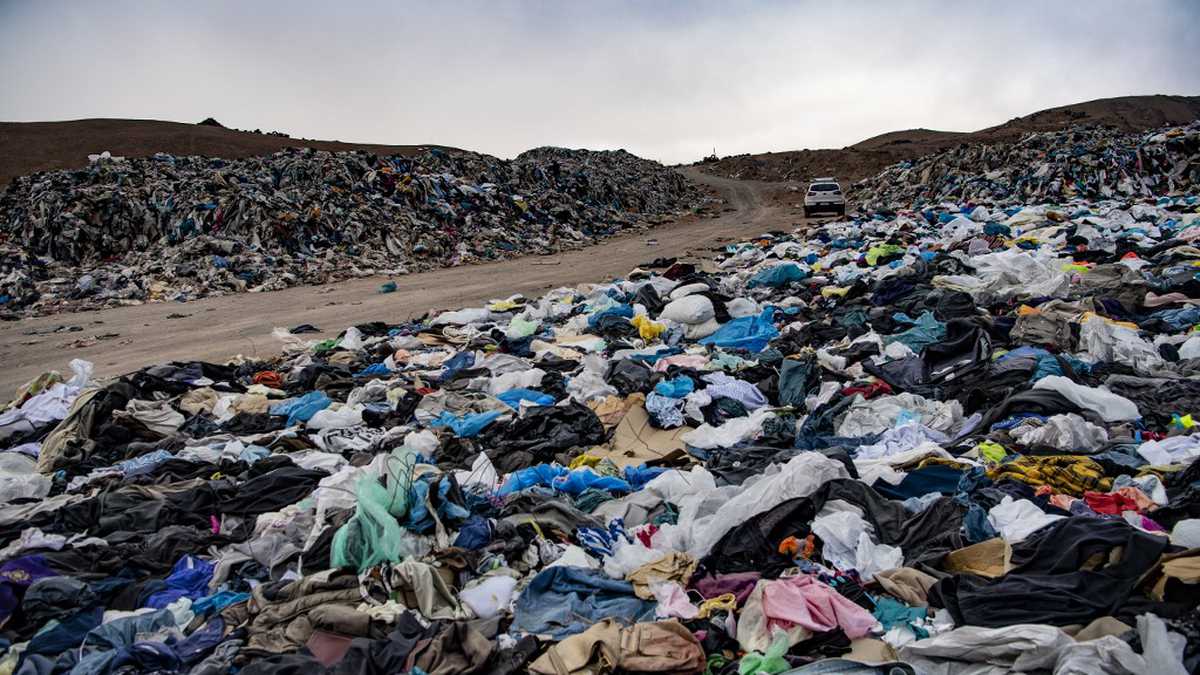 De majestuoso desierto a botadero de ‘chiros’ 1 De majestuoso desierto a botadero de ‘chiros’ El consumismo desenfrenado y, en especial, lo que se conoce como ‘moda rápida’ ha causado un terrible impacto ambiental, tanto así que según un informe de la ONU, la producción de ropa se duplicó en los últimos años, lo que tiene las alarmas encendidas a nivel mundial.