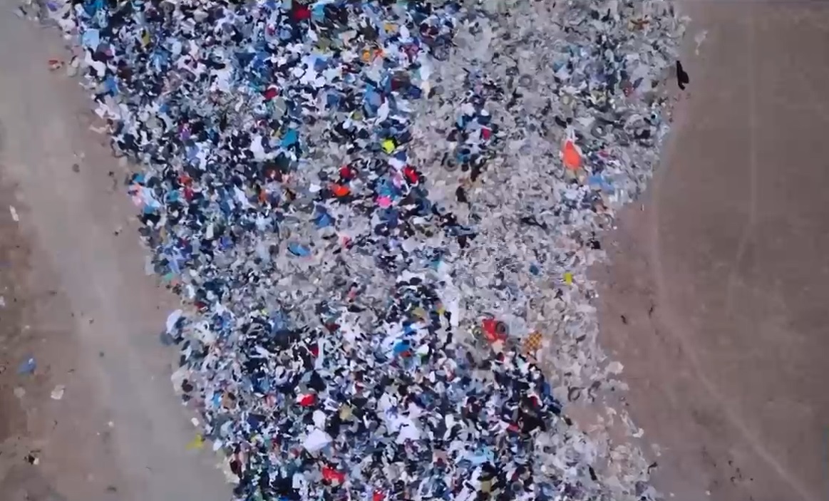 De majestuoso desierto a botadero de ‘chiros’ 3 De majestuoso desierto a botadero de ‘chiros’ El consumismo desenfrenado y, en especial, lo que se conoce como ‘moda rápida’ ha causado un terrible impacto ambiental, tanto así que según un informe de la ONU, la producción de ropa se duplicó en los últimos años, lo que tiene las alarmas encendidas a nivel mundial.