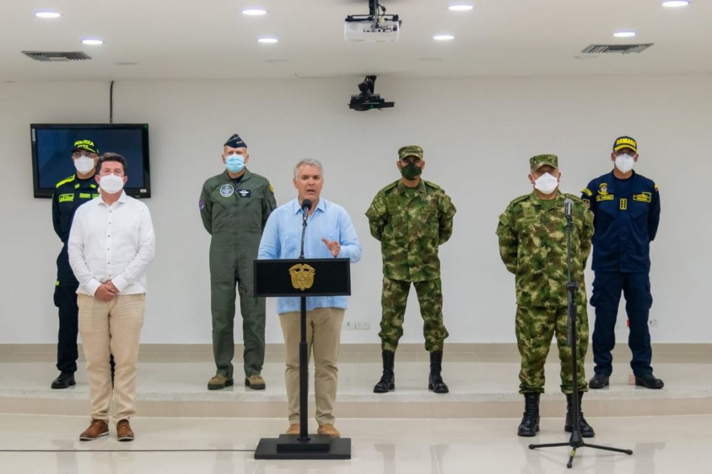 Presidente Duque ordena reforzar la seguridad en Arauca 1 Presidente Duque ordena reforzar la seguridad en Arauca El presidente Iván Duque ordenó este lunes, en un consejo de seguridad en Cartagena, el desplazamiento inmediato de dos batallones del Ejército al departamento de Arauca para controlar la situación de orden público que se registró durante el fin de semana pasado y que dejó (hasta el momento) a 23 personas muertas. Duque, además, anunció el fortalecimiento de la Inteligencia y vigilancia de esa zona.