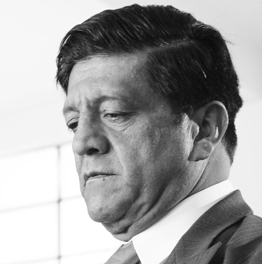 Con fotos, Julián Román le hace un homenaje a su fallecido padre 2 Con fotos, Julián Román le hace un homenaje a su fallecido padre La triste noticia del fallecimiento del maestro de la actuación Edgardo Román, este viernes a sus 71 años, sigue causando conmoción en el país. Y como es natural, uno de los más devastados por la muerte fue su hijo, Julián Román, también reconocido actor.