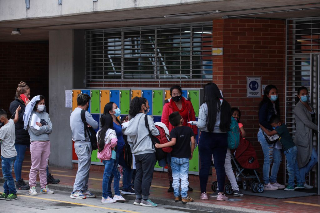 Corte ordenó evaluar el impacto de la pandemia en la educación 1 Corte ordenó evaluar el impacto de la pandemia en la educación La Sala Plena de la Corte Constitucional, le ordenó al Gobierno Nacional que, a través del Ministerio de Educación, en un término no mayor a seis meses, actualicen, formulen, e implementen, si aún no lo han hecho, un plan de estrategias que permitan evaluar el impacto que ha tenido la pandemia en el servicio de la educación en Colombia.