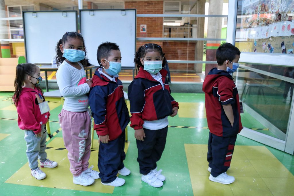 Cuestionan a Minsalud por el uso de tapabocas en niños 1 Cuestionan a Minsalud por el uso de tapabocas en niños Aunque el retiro del uso obligatorio del tapabocas en espacios cerrados a partir del próximo primero de mayo fue aprobado en general por los colombianos, algunos se cuestionaron el por qué los niños y niñas aún tengan que usarlo en los salones y aulas educativas.
