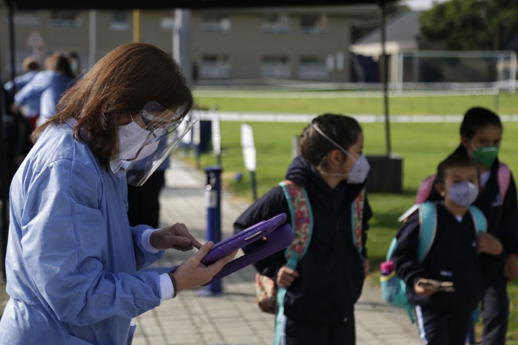 Corte ordenó evaluar el impacto de la pandemia en la educación 2 Corte ordenó evaluar el impacto de la pandemia en la educación La Sala Plena de la Corte Constitucional, le ordenó al Gobierno Nacional que, a través del Ministerio de Educación, en un término no mayor a seis meses, actualicen, formulen, e implementen, si aún no lo han hecho, un plan de estrategias que permitan evaluar el impacto que ha tenido la pandemia en el servicio de la educación en Colombia.