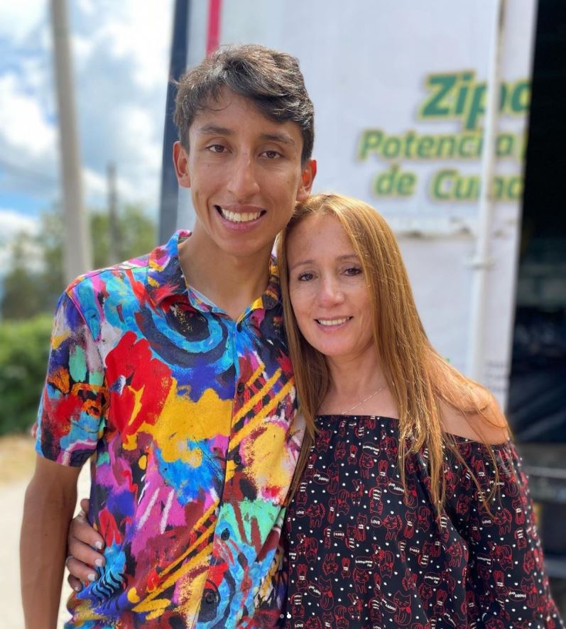 La primera foto de Egan Bernal en la clínica 1 La primera foto de Egan Bernal en la clínica Cada minuto que pasa es importante y crucial en la recuperación del ciclista Egan Bernal, quien ya ajusta cuatro días internado en la Clínica Universidad de la Sabana, tras sufrir un fuerte accidente el pasado lunes, tras chocar contra la parte posterior de un bus de transporte público en una vía de Gachancipá, en Cundinamarca.