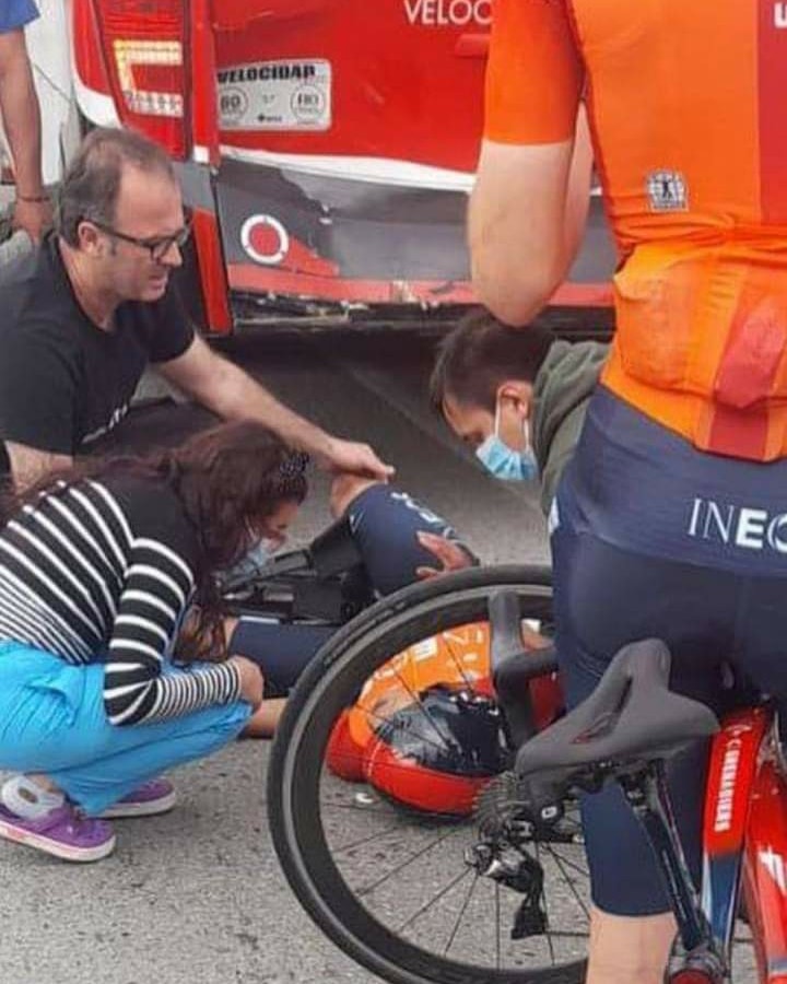 Nuevo parte médico de Egan Bernal confirma fractura de fémur y rótula Un segundo comunicado con detalles del estado de salud del ciclista zipaquireño Egan Arley acaba de entregar la Clínica Universidad de la Sabana, en Chía, donde se encuentra recluido desde esta mañana el pedalista del equipo Ineos, tras accidentarse en medio de un entrenamiento.