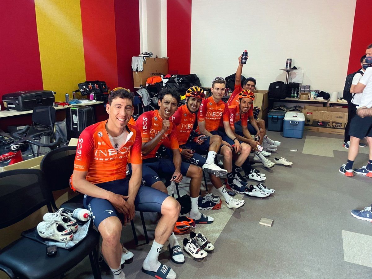 ¿Cuánto tardará la recuperación de Egan Bernal? El ciclista colombiano Egan Bernal, quien el pasado lunes sufrió fracturas en la columna torácica, en la pierna derecha y en una rodilla, entre otras lesiones, tras un choque con un bus en medio de un entrenamiento, sigue evolucionando positivamente en la Unidad de Cuidados Intensivos, pero su recuperación podría ser larga. &nbsp;