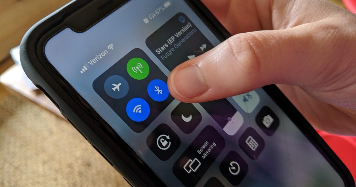 ¡Pilas! Mire por qué no debe mantener el bluetooth del celular encendido 2 ¡Pilas! Mire por qué no debe mantener el bluetooth del celular encendido El bluetooth es una herramienta muy útil, que permite vincular nuestros dispositivos como móviles, tabletas, relojes y aparatos domésticos. Sin embargo, mantener esta opción encendida sin usarla puede generar problemas de seguridad y privacidad, que nos pueden afectar.