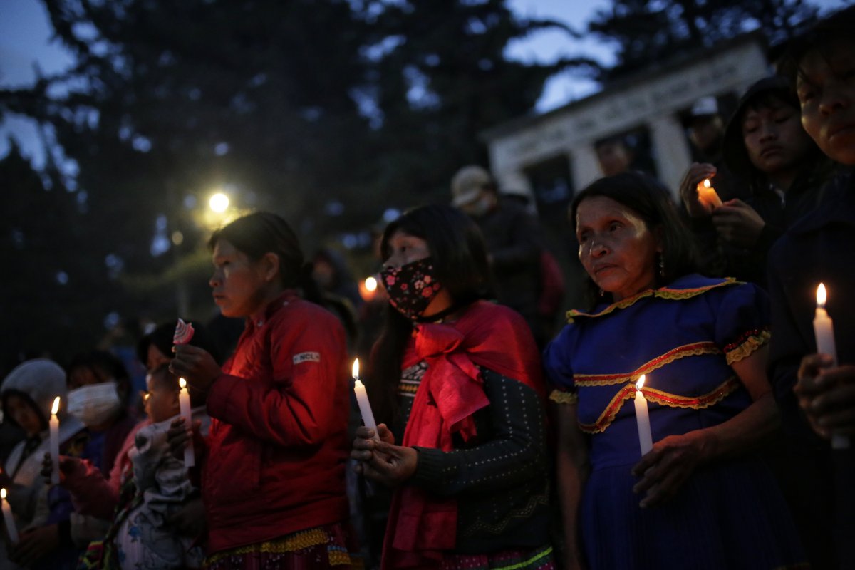 Unidad para las víctimas pide reubicación de familias Emberá en Bogotá 2 Unidad para las víctimas pide reubicación de familias Emberá en Bogotá Después de los trágicos hechos ocurridos en la noche del martes con la comunidad Emberá, la Unidad para la Atención y Reparación Integral a las Víctimas le solicitó a la Alcaldía de Bogotá garantizar la reubicación de estas familias que se encuentran en la capital del país.