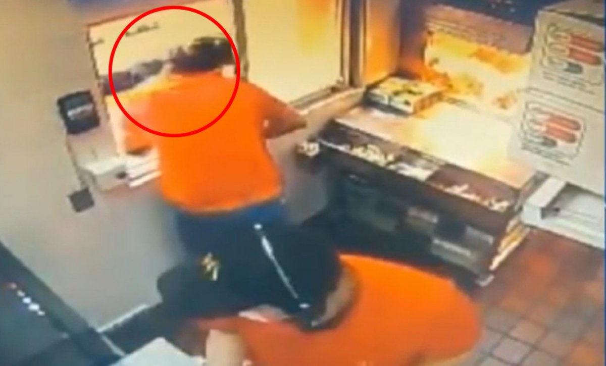 EN VIDEO: por no pasarle más salsas en el pedido, cliente golpea a empleado invidente En Bogotá se presentó un nuevo e infame hecho de intolerancia, esta vez en el barrio Ciudad Salitre, cuando un hombre ciego fue golpeado por un cliente que se enfureció cuando este no le dio salsas adicionales que quería con su pedido. El hecho quedó registrado en las cámaras de seguridad del establecimiento.