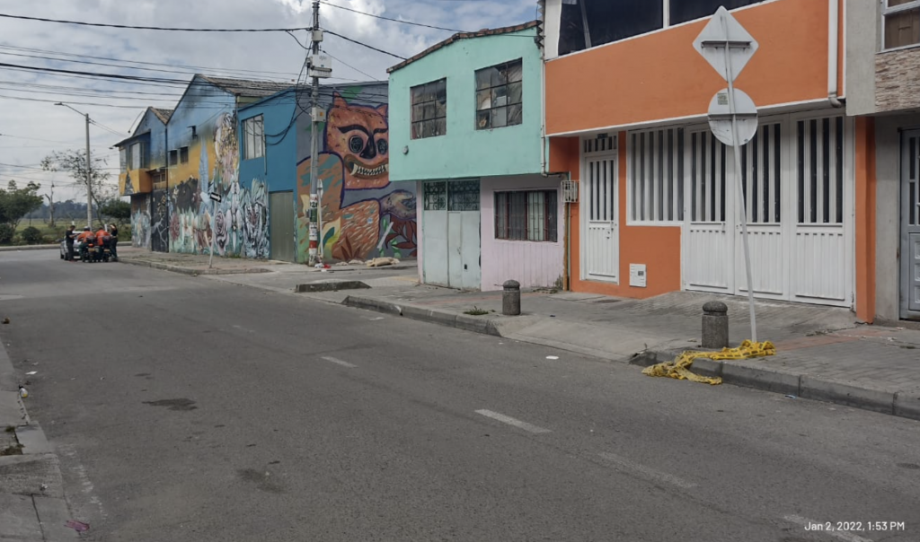 Salió a comprar licor y lo acribillaron en Engativá Cuando la señora que vende tintos en el Parque Fundacional de Engativá Pueblo madrugó a ofrecer su bebida caliente entre los agentes de Policía en la mañana del sábado, solo una persona se acercó a comprarle. Extrañada con la soledad del parque, preguntó sobre el paradero de los demás oficiales, a lo que la mujer que llegó a comprarle le contestó: “mí señora, no ve que todos están por el Mirador en un levantamiento, porque acaban de matar a un pelado”.