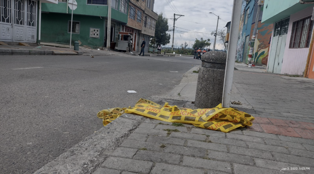 Salió a comprar licor y lo acribillaron en Engativá 1 Salió a comprar licor y lo acribillaron en Engativá Cuando la señora que vende tintos en el Parque Fundacional de Engativá Pueblo madrugó a ofrecer su bebida caliente entre los agentes de Policía en la mañana del sábado, solo una persona se acercó a comprarle. Extrañada con la soledad del parque, preguntó sobre el paradero de los demás oficiales, a lo que la mujer que llegó a comprarle le contestó: “mí señora, no ve que todos están por el Mirador en un levantamiento, porque acaban de matar a un pelado”.
