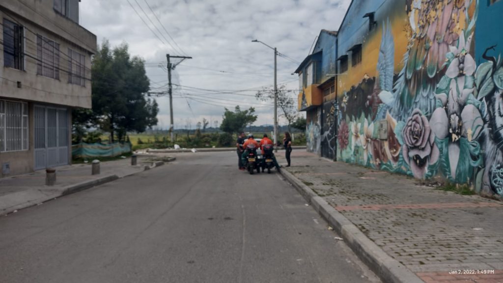 Salió a comprar licor y lo acribillaron en Engativá 2 Salió a comprar licor y lo acribillaron en Engativá Cuando la señora que vende tintos en el Parque Fundacional de Engativá Pueblo madrugó a ofrecer su bebida caliente entre los agentes de Policía en la mañana del sábado, solo una persona se acercó a comprarle. Extrañada con la soledad del parque, preguntó sobre el paradero de los demás oficiales, a lo que la mujer que llegó a comprarle le contestó: “mí señora, no ve que todos están por el Mirador en un levantamiento, porque acaban de matar a un pelado”.