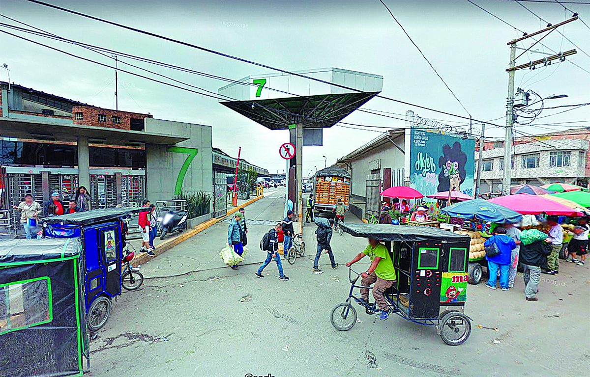 Escopolaminan con un tamal a comerciante de Corabastos para robarlo A las 10:33 a. m. el señor llamó a la casa y dijo: “Yo no me demoro nada, estoy bajando del Restrepo y voy para allá”, pero esa fue la última comunicación de su parte. Lo que supieron después fue que a don Héctor lo habían escopolaminado con un tamal que le ofrecieron ‘gentilmente’. “El tipo le dijo: ‘Venga, comamos algo porque nos vamos a demorar’, él aceptó y, al parecer la droga estaba en el tamal”, prosiguió.