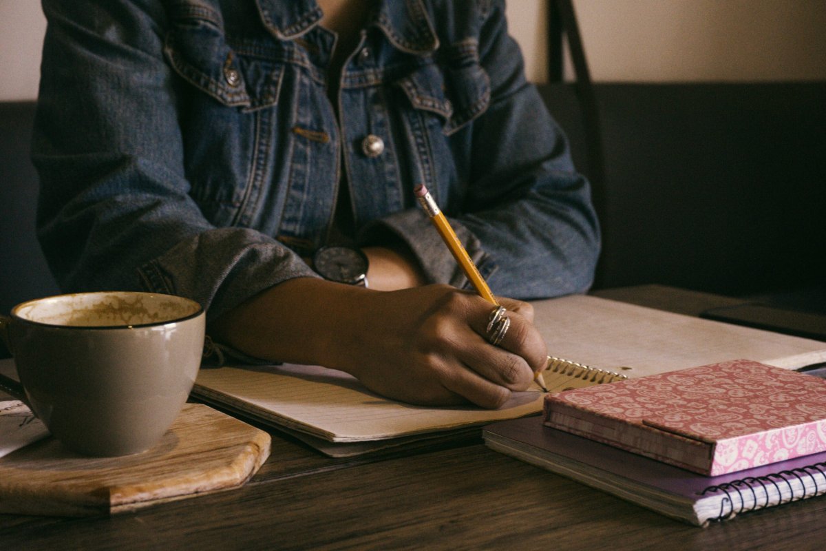 ¡Aproveche! Talleres de escritura creativa gratuitos en Bogotá Para los amantes de la escritura, el Insittuto Distrital de las Artes (Idartes), anunció una nueva convocatoria para participar en los Talleres Distritales de Escrituras Creativas de Bogotá 2022, los cuales son gratuitos y están dirigidos a mayores de 16 años.