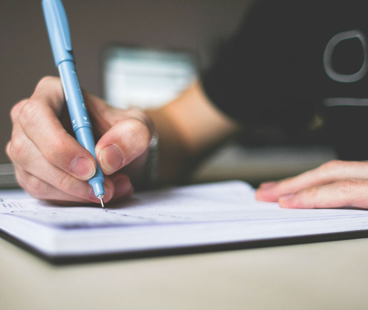 ¡Aproveche! Talleres de escritura creativa gratuitos en Bogotá Para los amantes de la escritura, el Insittuto Distrital de las Artes (Idartes), anunció una nueva convocatoria para participar en los Talleres Distritales de Escrituras Creativas de Bogotá 2022, los cuales son gratuitos y están dirigidos a mayores de 16 años.