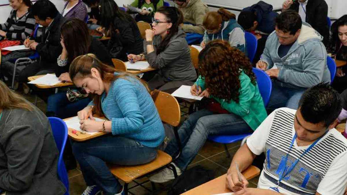 Conozca sobre cinco becas para jóvenes colombianos del campo 1 Conozca sobre cinco becas para jóvenes colombianos del campo En las zonas rurales de Colombia acceder a la educación superior es mas complejo, pues solo el 2 % de los jóvenes llegan a estudiar en alguna institución, lo que significa que tienen muy pocas oportunidades para formarse y cambiar su situación.