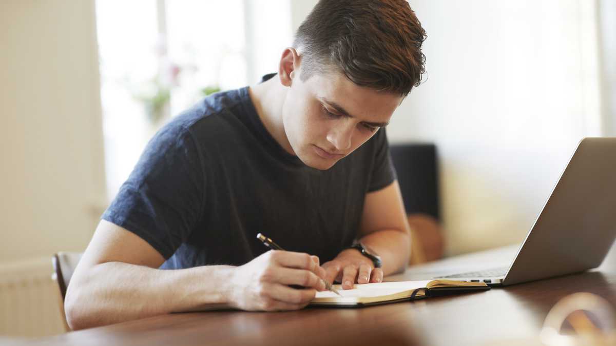 Pilas a estas becas para estudiar en la U Se viene otro semestre universitario y todavía muchos muchachos que ya se han graduado del colegio pero que, por diversas circunstancias, sobre todo económicas, no han podido matricularse a ningún centro de enseñanza universitaria, técnica o tecnóloga.&nbsp;