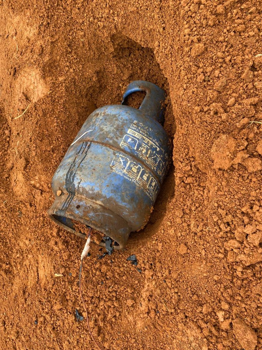 266 militares y policías fueron víctimas de explosivos en 2021 2 266 militares y policías fueron víctimas de explosivos en 2021 Un informe de la Corporación 'MilVíctimas' reveló que el año pasado 266 militares y policías fueron víctimas de artefactos explosivos en Colombia, de los cuales 37 perdieron la vida.