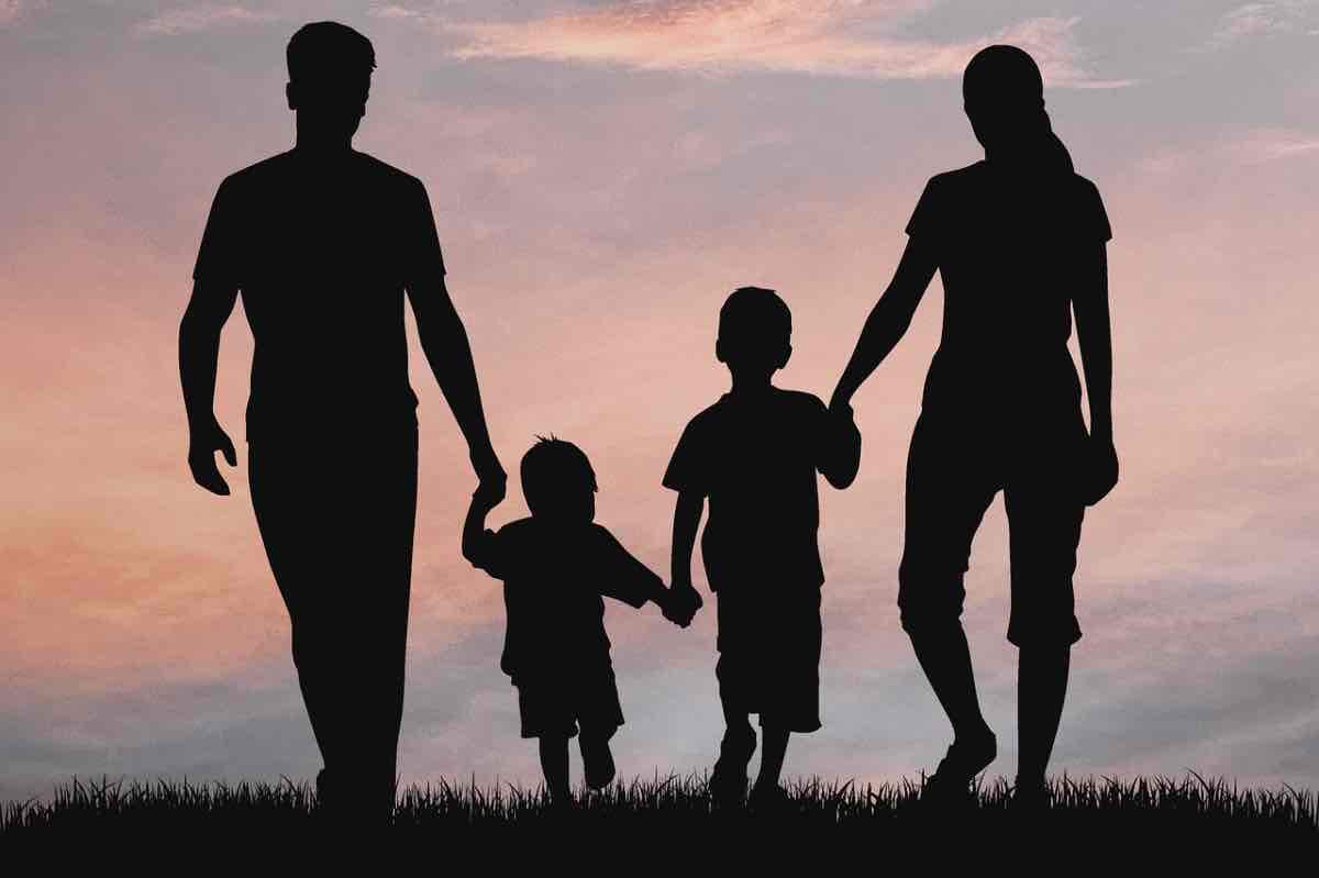 Entrénese para ser un mejor ser humano 2 Entrénese para ser un mejor ser humano Para conseguir unos labios atractivos, diga palabras de ternura; para moldear una silueta esbelta, haga el ejercicio de ser un mejor ser humano; para no pasarse de esos kilos de más, aprenda a compartir su comida con los que pasan hambre; y para trascender en la vida, dedíquese a servir sin esperar nada a cambio.
