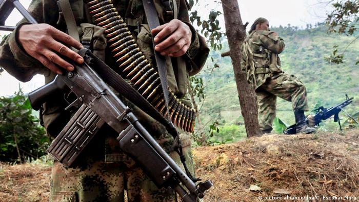 Asesinan a 22 personas en Arauca, en medio de combates entre disidentes de las Farc y el Eln Hasta la mañana del lunes 3 de enero se han registrado 22 muertos en medio de combates entre los disidentes de las Farc y el Eln, lo que ha provocado que 2.000 personas de los municipios de Tame, Fortul, Saravena y Arauquita tengan que abandonar sus hogares realizando un desplazamiento forzado.