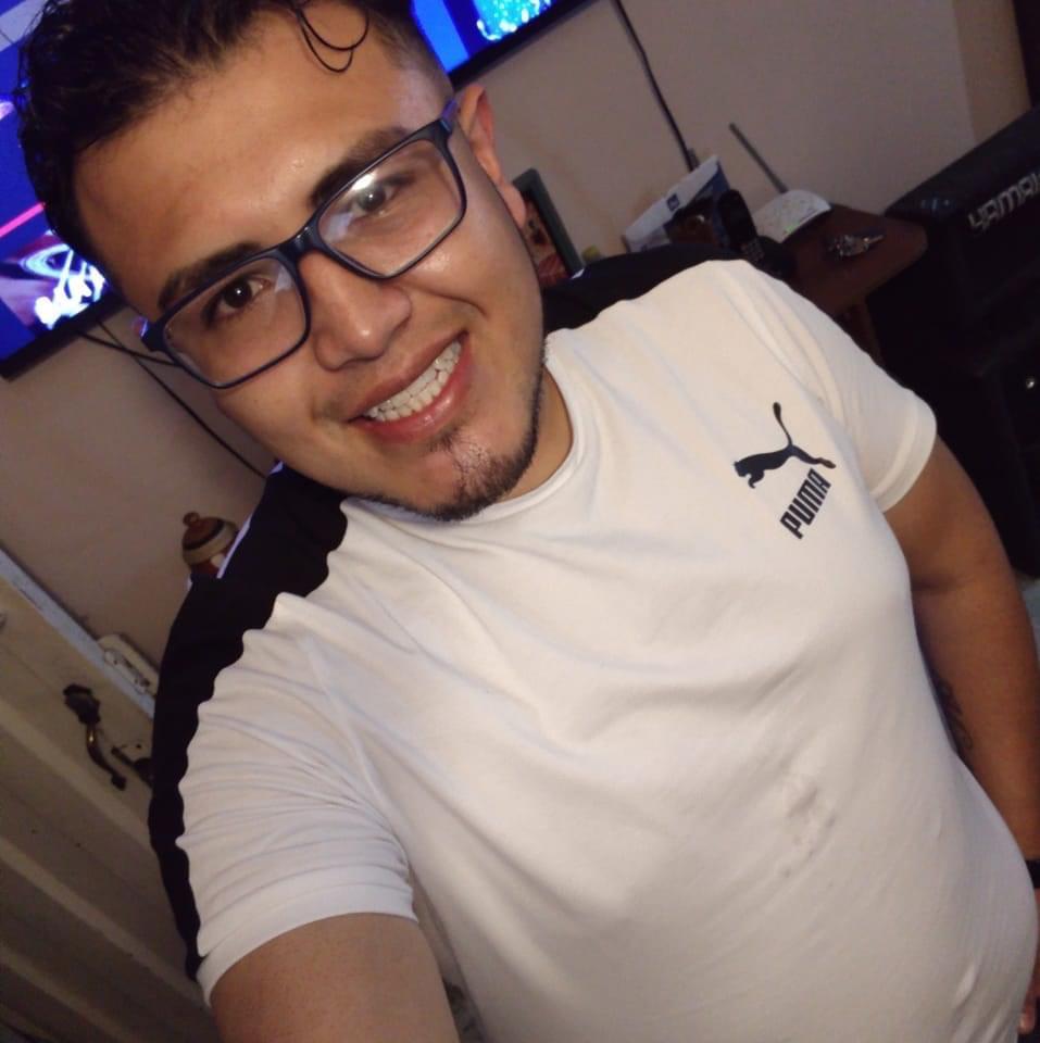 Asesinan a dos jóvenes amigos dentro de un bar de Soacha La música retumbaba entre las cuatro paredes del bar y algunas parejas se adueñaban de la pista bailando y cantando, cuando de repente un hombre sacó un revólver y le disparó a un grupo de muchachos que departían en una de las mesas.