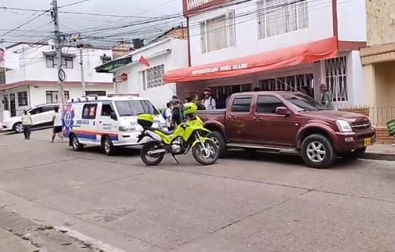 Asesinato en el barrio El Tejar 2 Asesinato en el barrio El Tejar Ante la mirada desconcertada de los vecinos del barrio El Tejar, en el municipio de Fusagasugá (Cundinamarca), el Cuerpo Técnico de Investigación (CTI) realizaba las labores pertinentes tras el homicidio de un hombre en un supermercado del sector. Los familiares de la víctima fueron arribando poco a poco, pero el llanto y los gritos desconsolados de una joven no pasaron desapercibidos. Su dolor era comentado entre los habitantes que observaban la terrible escena.