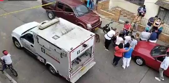 Asesinato en el barrio El Tejar 3 Asesinato en el barrio El Tejar Ante la mirada desconcertada de los vecinos del barrio El Tejar, en el municipio de Fusagasugá (Cundinamarca), el Cuerpo Técnico de Investigación (CTI) realizaba las labores pertinentes tras el homicidio de un hombre en un supermercado del sector. Los familiares de la víctima fueron arribando poco a poco, pero el llanto y los gritos desconsolados de una joven no pasaron desapercibidos. Su dolor era comentado entre los habitantes que observaban la terrible escena.