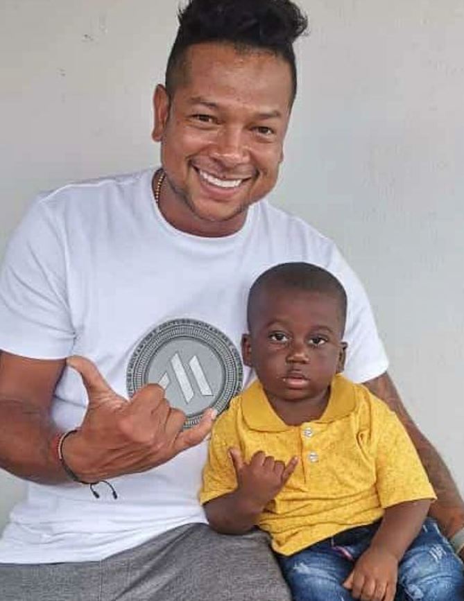 Con regalo incluido Fredy Guarín visitó a Yanfri Con una inesperada visita, el pequeño niño de Istmina, Chocó, que se volvió viral tras un tierno video en el que caminaba y decía que caminaba como hombre, hoy de nuevo es tendencia tras la visita de Fredy Guarín, quien en su última aparición jugó en Millonarios y en su momento estuvo en la Selección Colombia.