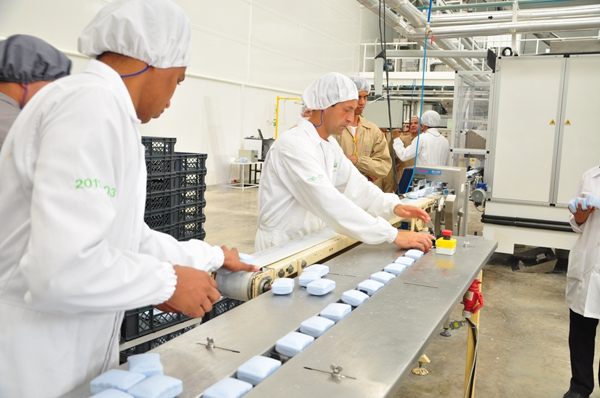 Empresa le apuesta a jornada laboral de solo 4 días a la semana 1 Empresa le apuesta a jornada laboral de solo 4 días a la semana Grupo Hada, bajo el lema de 'No vivimos para trabajar, trabajamos para vivir', se convierte en la primera empresa en Colombia en implementar una semana laboral de cuatro días, esto con el fin de ser pioneros en priorizar el bienestar de sus empleados.