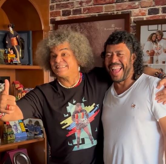 El emotivo reencuentro del 'Pibe' Valderrama y 'El Loco' Higuita 8 El emotivo reencuentro del 'Pibe' Valderrama y 'El Loco' Higuita Dos leyendas del fútbol colombiano, Carlos 'El Pibe' Valderrama y René 'El Loco' Higuita, se volvieron a encontrar y publicaron emotivos videos en sus redes sociales, donde se dan un enorme abrazo y sueltan un par de risas amistosas.