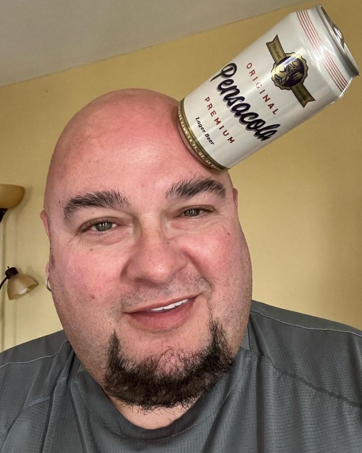 Jamie Keeton, el hombre con una rara condición que le permite adherirse objetos 3 Jamie Keeton, el hombre con una rara condición que le permite adherirse objetos Este ciudadano estadounidense, de 52 años, se ha convertido en tendencia en las redes sociales, ya que tiene una extraña condición que le permite adherirse objetos a la cabeza, lo que se convirtió en su mejor forma de ganarse la vida.