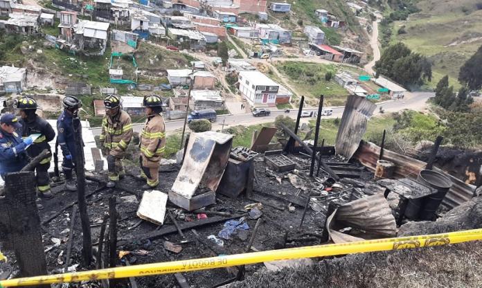 Dolor por menor de 9 años que murió en incendio en Ciudad Bolívar 1 Dolor por menor de 9 años que murió en incendio en Ciudad Bolívar Un tragedia se vivió en horas de la tarde de ayer en el sector de Santo Domingo (Ciudad Bolívar). En el hecho un menor de 9 años murió en un incendio que se registró en varias viviendas ubicadas en zona de alto riesgo de este sector del sur de la ciudad.