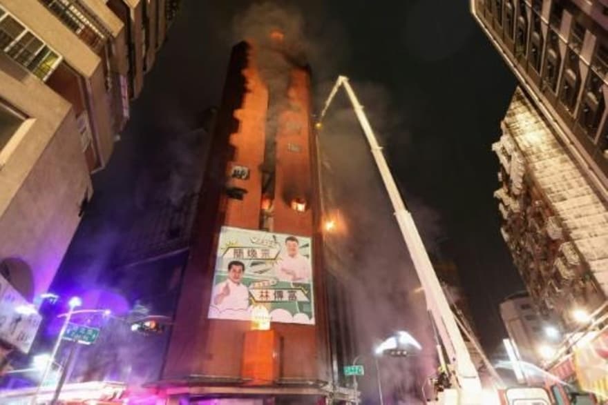 Mujer incendió edificio con incienso y ahora enfrenta pena de muerte Una mujer acusada de haber iniciado deliberadamente el incendio de un edificio de apartamentos en Taiwán, el cual causó 46 muertes, fue acusada y se enfrenta a la pena de muerte.