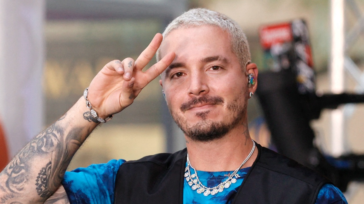 J Balvin le hace canción a su mamá Una emotiva canción compuso el cantante de reguetón JBalvin, la cual creó en honor a su mamá, Albita Balvin.