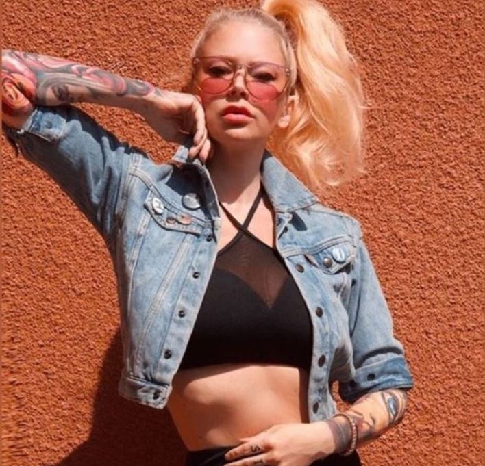 La ‘Reina del porno’ está postrada en una cama 6 La ‘Reina del porno’ está postrada en una cama Tan irreales como curiosas, no son pocas las historias que han tenido lugar en el cine para adultos y de las cuales, como era de esperarse, hemos conocido a lo largo de los años.