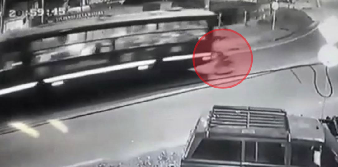 EN VIDEO: Bus alimentador arrolló a joven en San Cristóbal El tráfico pesado que invadía las calles del sector de La Victoria (San Cristóbal), la noche de este martes, presuntamente contribuyó a que se presentara el aparatoso accidente de tránsito que dejó en delicado estado de salud a un joven que iba en bicicleta.