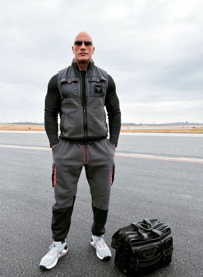 La millonaria suma que cobra CR7 por un post en Instagram Cristiano Ronaldo no solo es reconocido por su talento para el fútbol, que lo ha convertido en uno de los mejores jugadores de la historia, sino porque es una auténtica máquina de hacer dinero.