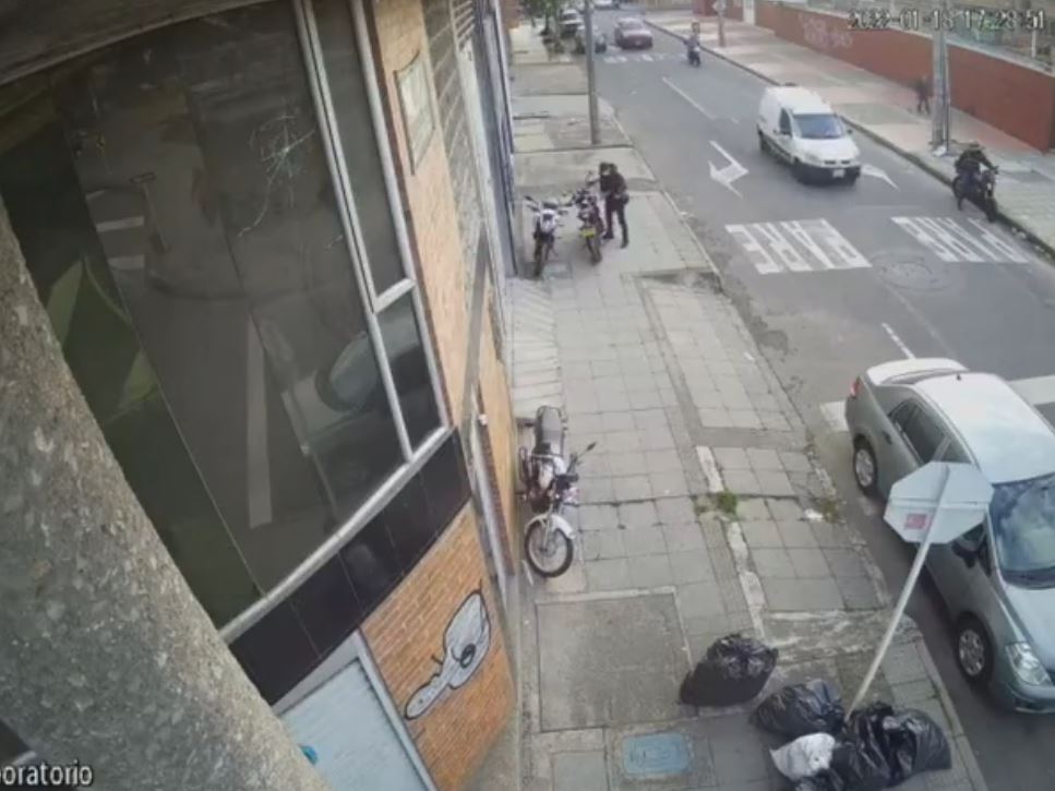 EN VIDEO: Iban a robar una moto pero un valiente saltó y la salvó En Bogotá la inseguridad continúa amedrentando a los ciudadanos, pues los ladrones están al acecho de día y noche. Uno de los más recientes casos se dio en las últimas horas en la localidad de Engativá, donde las cámaras de seguridad captaron el momento en que un grupo de pillos pretendían robar una moto.