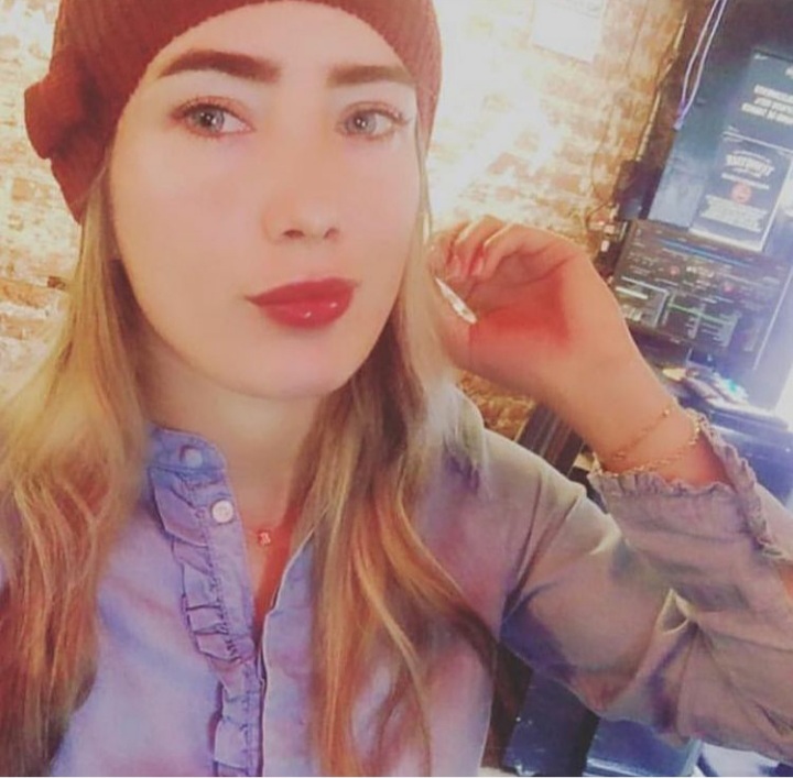 Drama por la desaparición de la bella Lina Cruz Con mucho esfuerzo y dedicación, Lina María Cruz Giraldo, una colombiana oriunda de Armenia (Quindío), logró radicarse en México tras llevar una vida normal y trabajar durante ocho años. Sin embargo, su bienestar cambió de rumbo a partir de noviembre de 2020, cuando según su familia, conoció a un ciudadano norteamericano llamado Jason Monroe Smith, quien además de tener antecedentes penales en su país, hoy tendría presuntamente secuestrada a Lina, sin la posibilidad de que pueda contactar a sus familiares.