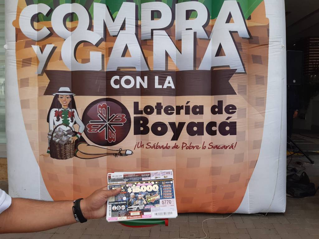 ¡Insólito! Por error, lotería tendrá que premiar con 240 portátiles La lotería de Boyacá el pasado 18 de diciembre jugó un premio de 50 computadores portátiles con un raspa y gana, sin embargo, debido a un error, 240 boletos resultaron ser los ganadores. Según se dio a conocer, la confusión no se dio por parte de la lotería, el error fue por parte de la firma contratada para imprimir los boletos, lo que resultó ser un inconveniente.