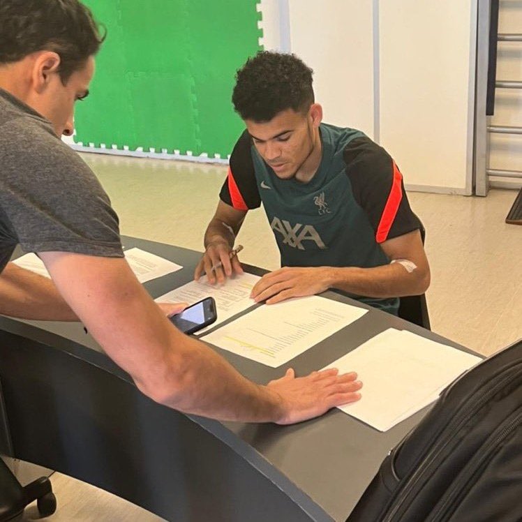 ¡Luis Díaz ya es del Liverpool! Este domingo Luis Diaz fue anunciado como nuevo jugador del Liverpool F.C. El delantero se convirtió en el primer colombiano en vestir la camiseta de los 'Red Devils'.