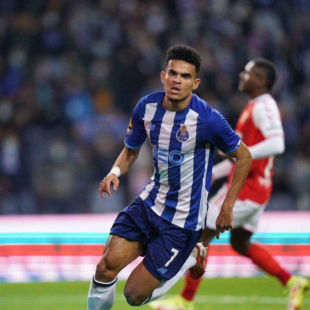 Los colombianos por los que más han pagado en enero Los futbolistas colombianos en el fútbol mundial se han valorizado con los años y en estos momentos hay un fuerte interés del Liverpool y el Newcastle United, ambos de la Premier League inglesa, por hacerse con los derechos de Luis Díaz.