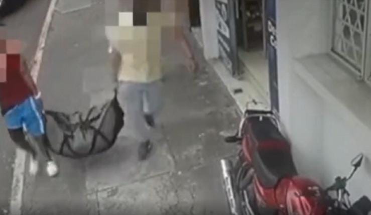 Detalles del asesinato de la mujer que fue dejada en una maleta El desprecio por la vida quedó demostrado en la actuación del homicida, quien no tuvo reparo en amarrarla de pies y manos, acomodarla en una posición fetal para abandonar su cadáver en la vía pública, a unos metros del parque Simón Bolívar.