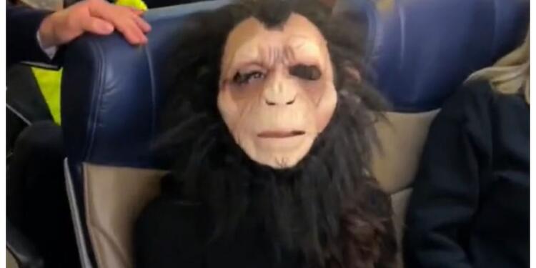 EN VIDEO: En vez de tapabocas, usó una máscara de mono en un avión 10 EN VIDEO: En vez de tapabocas, usó una máscara de mono en un avión Una joven se viralizó en redes sociales cuando quedó grabada por otros pasajeros que iban a viajar en un avión. La mujer discutía con los tripulantes, ya que estos le solicitaron que debía usar el tapabocas, a lo que ella se negaba. Finalmente su insólita solución fue usar una máscara de mono, causando risas entre los pasajeros.