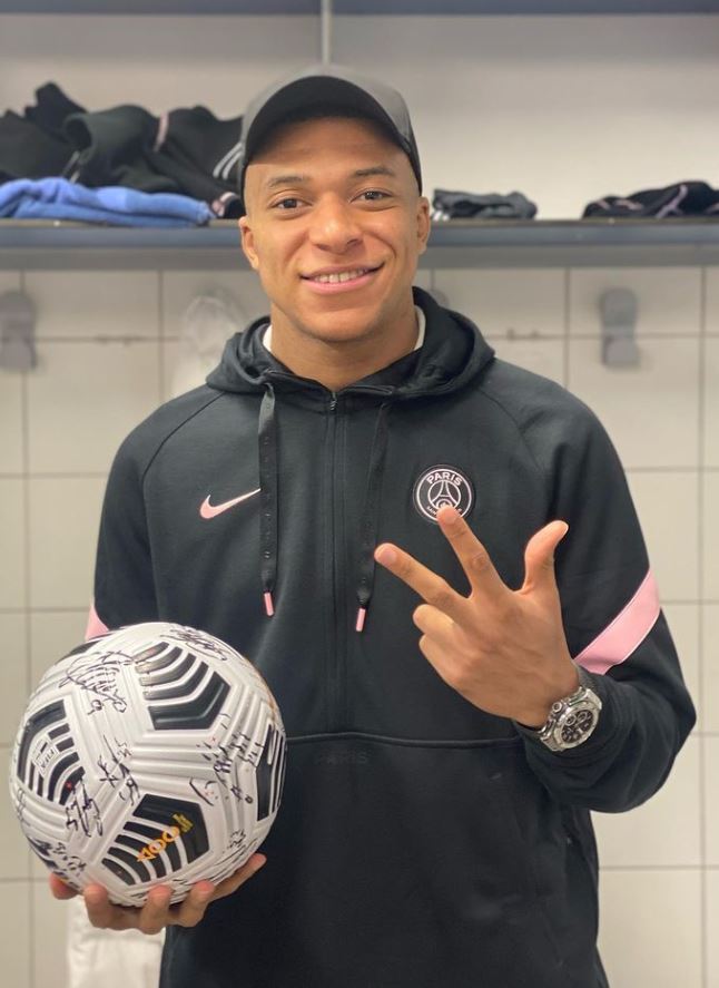 Lo que pagaría el Real Madrid por el goleador Kylian Mbappé 2 Lo que pagaría el Real Madrid por el goleador Kylian Mbappé Apenas horas después de que la estrella del fútbol Kylian Mbappé fuera la gran figura del París Saint Germain, al anotar una tripleta con la que su equipo clasificó a los octavos de final de la Copa de Francia, tras vencer 4-0 al Vannes, de la 4 cuarta categoría, se conoció que el Real Madrid ya tiene una oferta por el goleador.