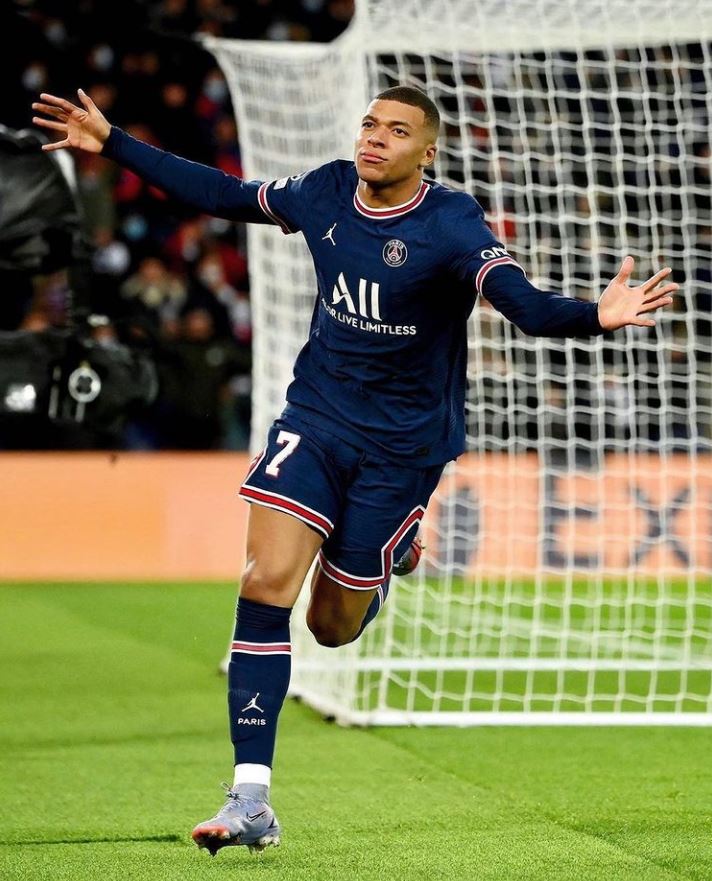Lo que pagaría el Real Madrid por el goleador Kylian Mbappé 1 Lo que pagaría el Real Madrid por el goleador Kylian Mbappé Apenas horas después de que la estrella del fútbol Kylian Mbappé fuera la gran figura del París Saint Germain, al anotar una tripleta con la que su equipo clasificó a los octavos de final de la Copa de Francia, tras vencer 4-0 al Vannes, de la 4 cuarta categoría, se conoció que el Real Madrid ya tiene una oferta por el goleador.