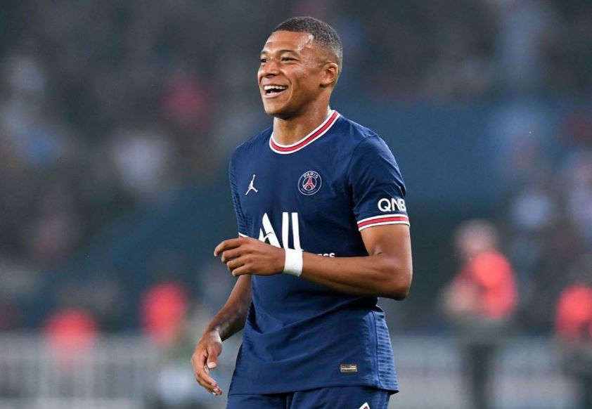 Lo que pagaría el Real Madrid por el goleador Kylian Mbappé Apenas horas después de que la estrella del fútbol Kylian Mbappé fuera la gran figura del París Saint Germain, al anotar una tripleta con la que su equipo clasificó a los octavos de final de la Copa de Francia, tras vencer 4-0 al Vannes, de la 4 cuarta categoría, se conoció que el Real Madrid ya tiene una oferta por el goleador.
